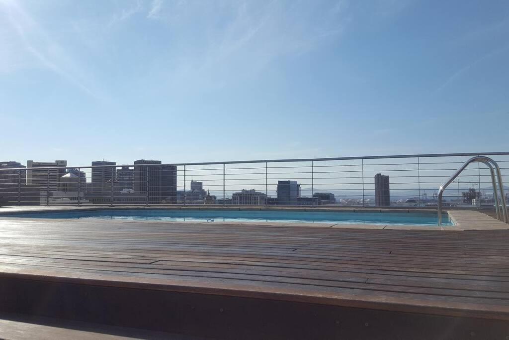 Four Seasons 818- Spacious Cbd Studio - Onsite Parking, Gym & Rooftop Pool Apartment Cape Town Exterior photo