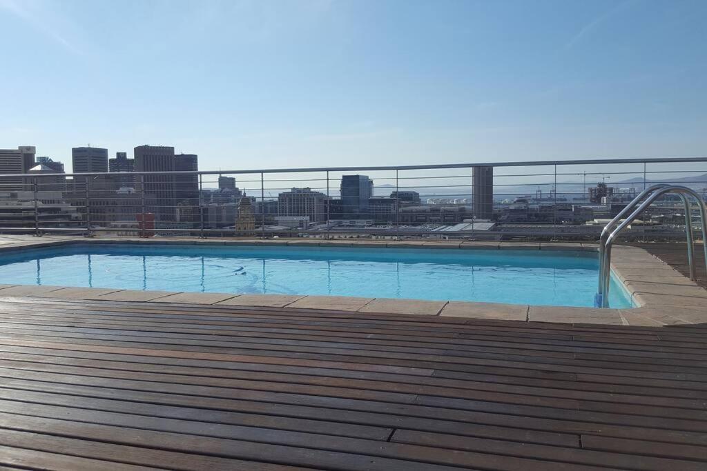 Four Seasons 818- Spacious Cbd Studio - Onsite Parking, Gym & Rooftop Pool Apartment Cape Town Exterior photo