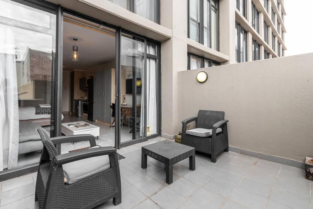 Four Seasons 818- Spacious Cbd Studio - Onsite Parking, Gym & Rooftop Pool Apartment Cape Town Exterior photo
