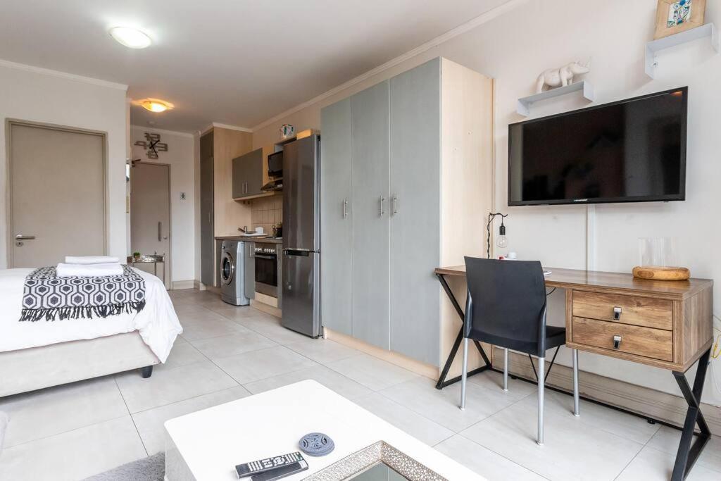 Four Seasons 818- Spacious Cbd Studio - Onsite Parking, Gym & Rooftop Pool Apartment Cape Town Exterior photo